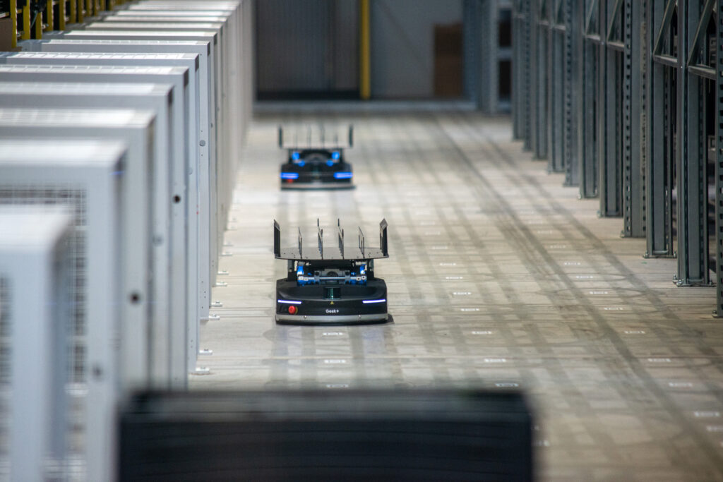 Malý roboti na cestě pro bedny se zbožím