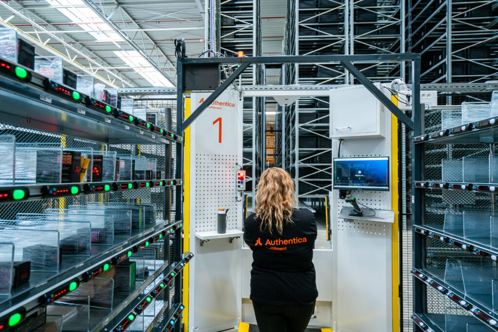 Pickovací stanice, kde picker vychystává objednávky pomocí robotů