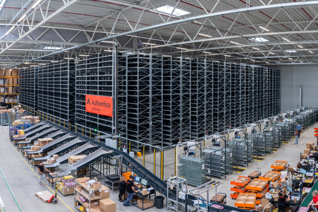 Pohled na robotický skład Authentica Fulfillment