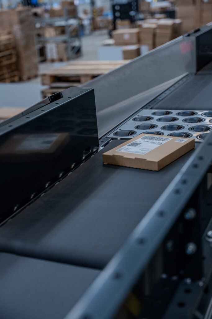 Expedice produktů v logistickém centru Authentica Fulfillment pro e-shop Xinzuo.